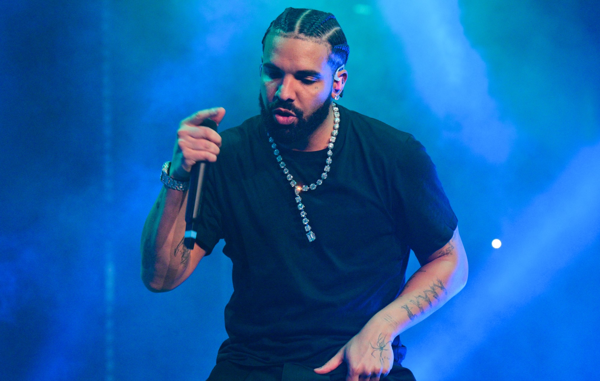Drake performs live in 2022